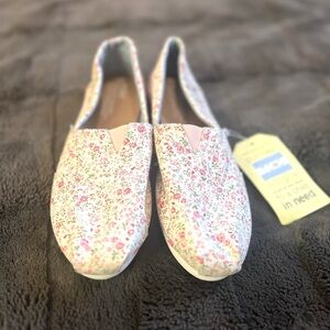 NWT TOMS Women classic loafer- multi pink floral embroidered size 8.5